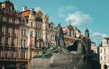 Elegant architecture, atmospheric streets and a rich cultural heritage define this timeless destination. Whether you prefer curated city experiences, artisan workshops or peaceful countryside escapes, Czechia delivers charm with a sense of calm and refinement. Start planning your journey!